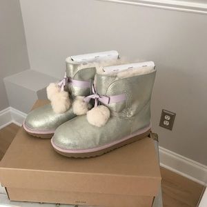 UGG big kid Gita boots. Size 4 New in Box
